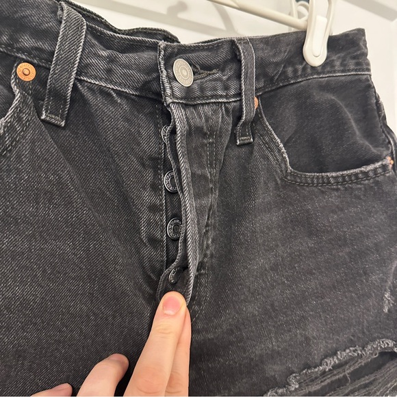 Levi’s 501’s Black High- Rise Denim Cutoff Shorts Distressed Hem Size 27 Women’s - Picture 6 of 13